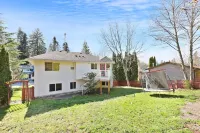 Central Courtenay Modern Retreat: Urban Oasis Hotels near Kitty Coleman Provincial Park