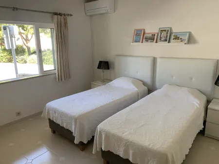 Spacious South Facing Apartment - Private Pool Terrace WiFi AirCon Отели в г. Almancil