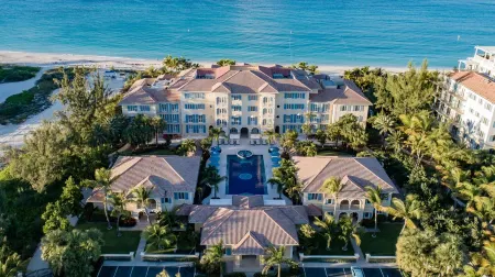 Villa 203:  2nd Floor, 2 Bedrooms, 2 Bathrooms, Ocean Front Villa Sleeps 4-5 Отели рядом с достопримечательностью «Turks and Caicos Map Mural»