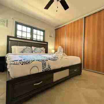 Sea Turtle Condo 2 Bdr-2 Bth in Palm Beach Area, walking distance to the beach. Rooms