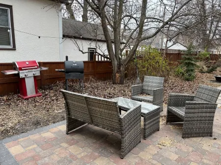 Hygge House: fireplace and garage Отели в г. Хеннепин