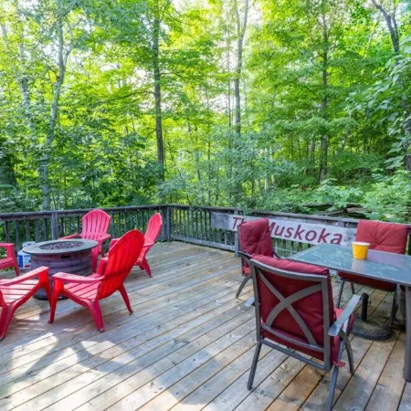 All season Cottage with 3 decks + sun room
