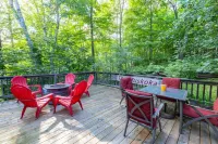 All season Cottage with 3 decks + sun room Hotels near Harmony Resorts - Huntsville Lagoons