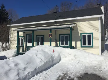 Magnificent cottage on Île d'Orléans Отели в г. Л'Иль-д'Орлеан