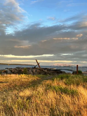 Modern condo close to all the amenities- 5 min walk to the Marina Hotels in 