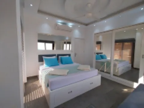 Exclusive sea view suite (94m2, panoramic view, private beach, pools) Hotels in 