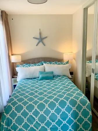 Lakeside condo with beach access Отели в г. Csopak