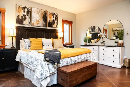 Modern Farmhouse (Lower Floor only) with Hot Tub and Games Room Отели в г. Сентрал Саанич