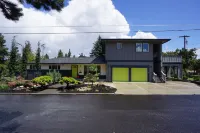 Fun Guest Quarter With Bathroom Available For Rent Close To Downtown Bend.