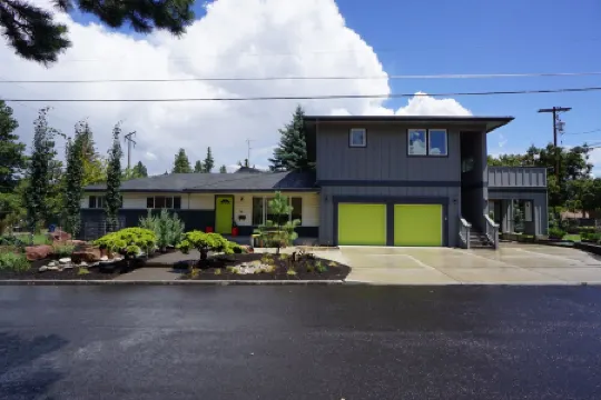 Fun Guest Quarter With Bathroom Available For Rent Close To Downtown Bend.