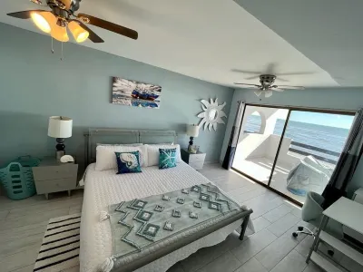 BRAND NEW beachfront remodeled condo Hotel di 