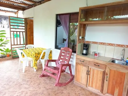 Habitación con Aire Acompañante + Tour por los Canales del Parque Nacional Отели в г. Тортугеро