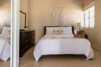 Breathtaking relaxing!! Easy Walk to the Beach,Very Private Pool Setting