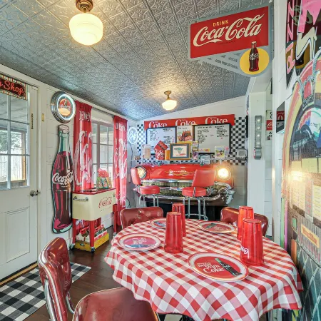 Retro Retreat in Llano w/ Screened Porch!