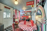 Retro Retreat in Llano w/ Screened Porch!