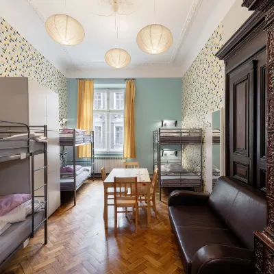 Dizzy Daisy Hostel โรงแรมใกล้เคลอพาซ