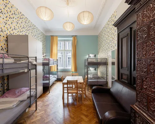 Dizzy Daisy Hostel Отели рядом с достопримечательностью «Клепаж»