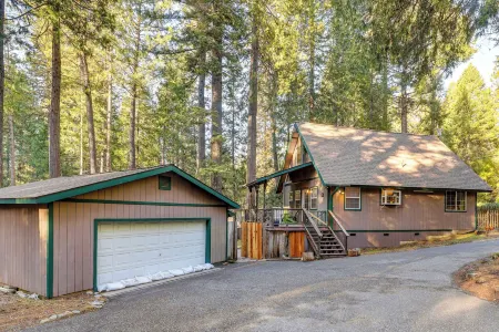 Outdoor Oasis: Modern Nordic Cottage by Lake!