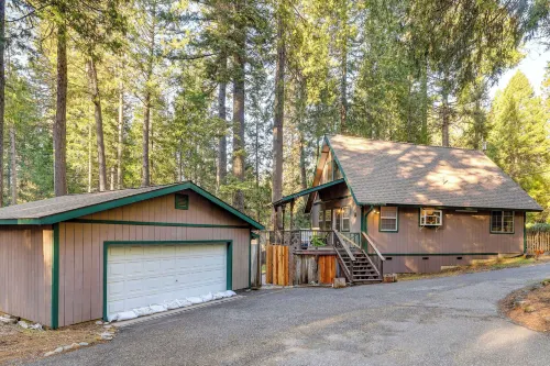 Outdoor Oasis: Modern Nordic Cottage by Lake! فنادق في Alta