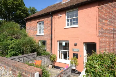 6 Coastguard Cottages, Aldeburgh Hotels in 