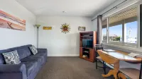 Born Free Suites by the Sea - Motels