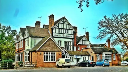 The Admiral Cunningham Hotel Отели в г. Бракнелл