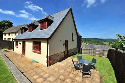 28 Barnes Meadow Hotels in Combpyne Rousdon