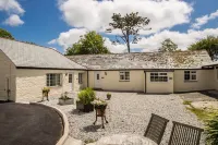 Pendragon Country Cottages - Parking