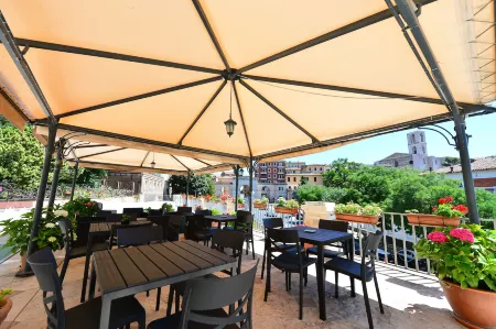 Hotel Iris Отели рядом с достопримечательностью «Cappella di San Severo»