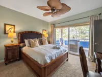 Lake Front Keowee Condo W/ Balcony & Resort Amenities! 2 Bedroom Condo by RedAwning Hotels in Oconee County