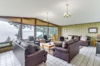 Flathead Lake Views: Scenic & Spacious Retreat! - parking
