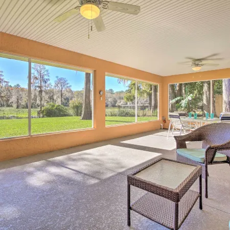 Rainbow River Oasis w/ Kayaks + Furnished Sunroom!