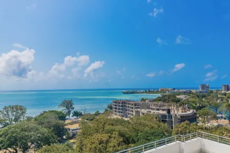 3br Luxurious apt facing beach and central to all amenities/entertainment! Отели рядом с достопримечательностью «Nguuni Wildlife Sanctuary»