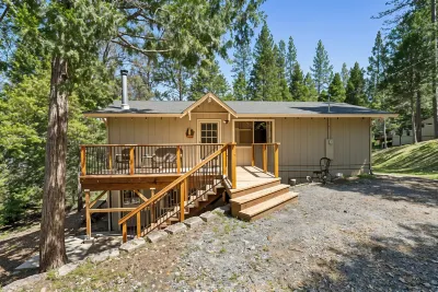 The Cozy Cabin - 2-Level Home with Spacious Yard 4 Bedroom Home