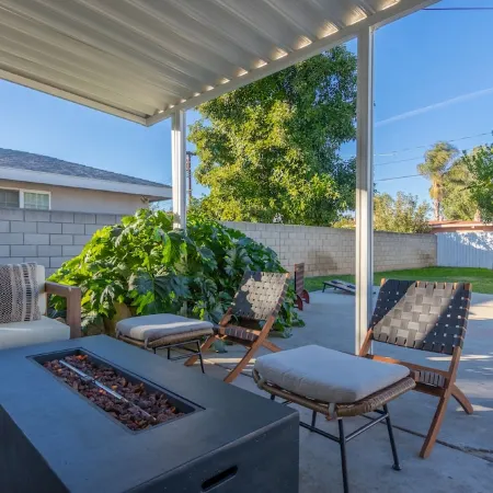EV Charger L2 Cozy Home short distance to Downtown Riverside