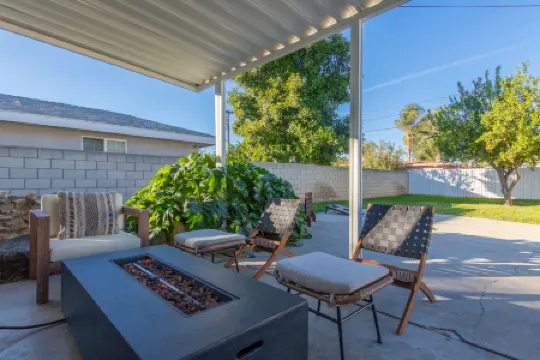 EV Charger L2 Cozy Home short distance to Downtown Riverside