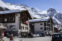 Pointe de Zinal Hotels near Col des Vignettes