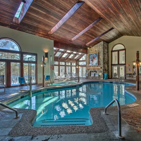 Ski Condo w/ Pool, Close to Story Land & Attitash!