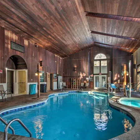 Ski Condo w/ Pool, Close to Story Land & Attitash!