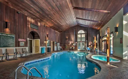Ski Condo w/ Pool, Close to Story Land & Attitash! Отели в г. Glen