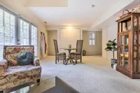 Lovely Norwich Villa, on Golf Course w/ Amenities! - Parkplatz