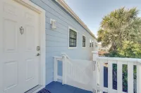 Galveston Getaway w/ Shared Yard, Walk to Seawall!