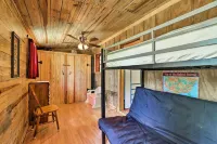 Secluded Cabin w/ Pond ~ 37 Mi to Gulf Coast! - 2 étoiles