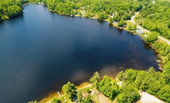 Diamond Lake Waterfront Cabin w/ Deck + Dock!