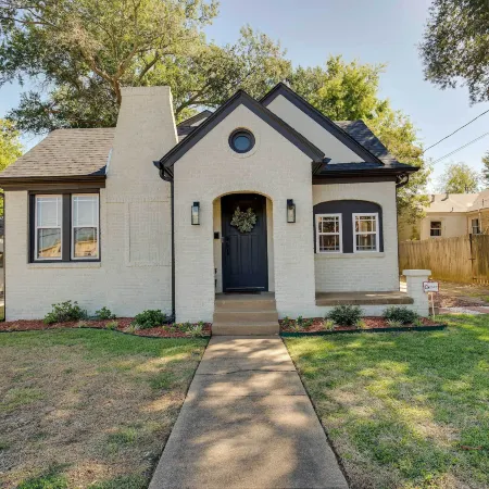 Walk to Dtwn: 'Tyler Tudor' w/ Backyard