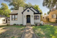 Walk to Dtwn: 'Tyler Tudor' w/ Backyard - キッチン