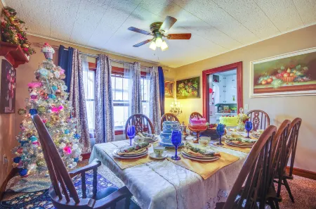 Walk to Civic Center! Lovely Lebanon Home