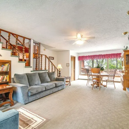 Group-Friendly Lake Erie Getaway w/ Private Yard Ξενοδοχεία στην πόλη Conneaut