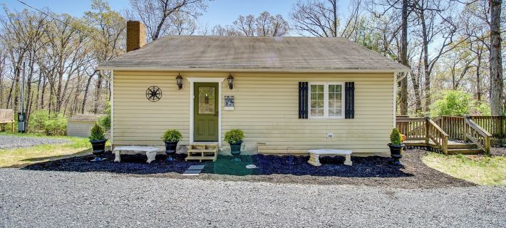 Walk to Shenandoah River: Homey Luray Cabin Ξενοδοχεία στην πόλη Page County