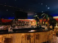 Hotel at the Waldorf - بار
